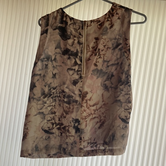 EUC Ladies sleeveless top - Picture 3 of 5